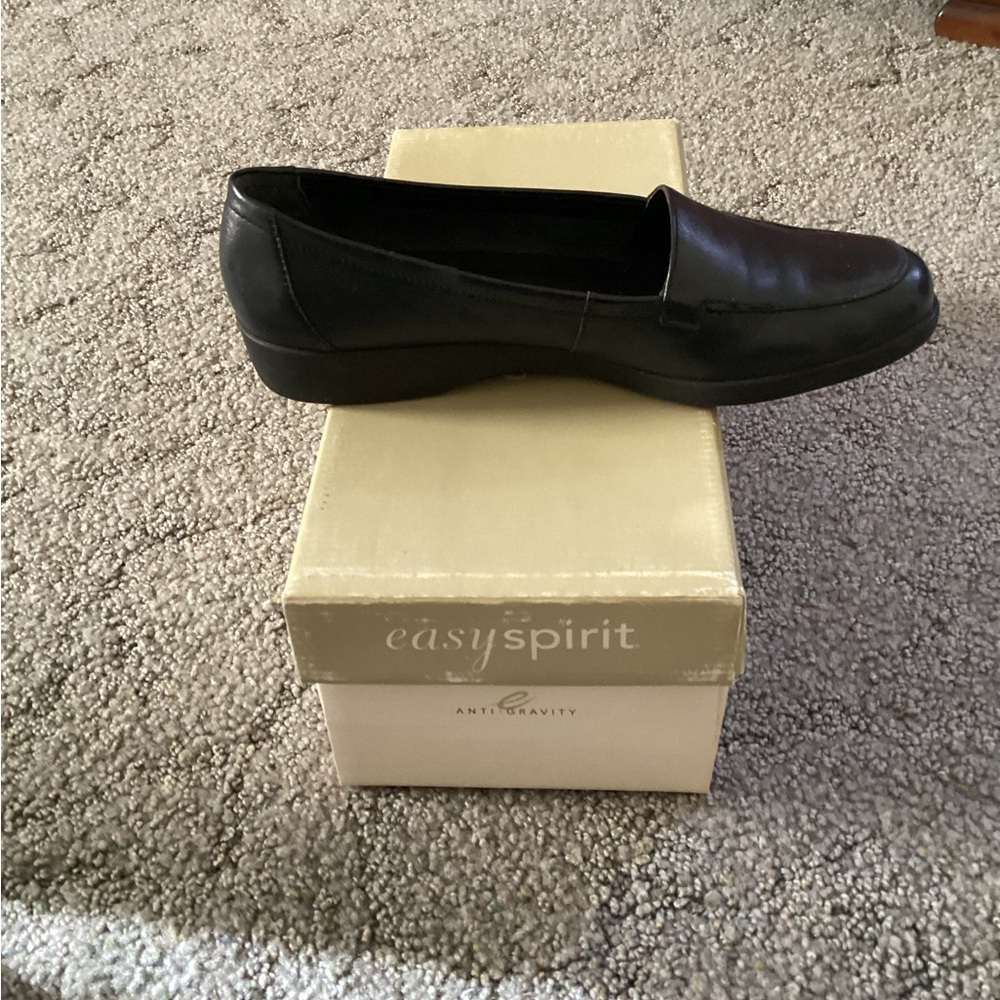 Women’s Easy Spirit Black Flats - Picture 3 of 3